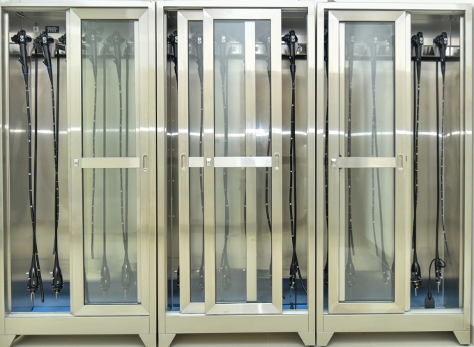 Ống nội soi được lưu trữ trong tủ chuyên dụng sau khi làm sạch và sấy khô. Ảnh: Bệnh viện cung cấp