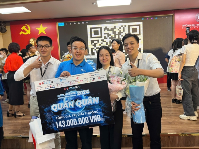 Ngọc Anh và bạn đạt quán quân Data Science Talent Competition (Tìm kiếm tài năng khoa học dữ liệu) 2024. Ảnh: Nhân vật cung cấp