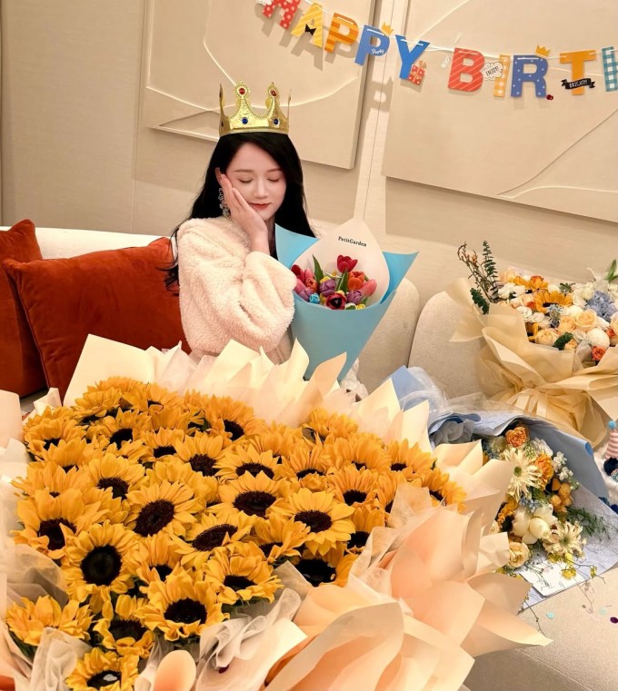 Ba ít, ba nhiều giúp Trần Kiều Ân giữ eo thon ở tuổi 46 4 Sau khi kết hôn với doanh nhân người Malaysia Alan Chen, Trần Kiều Ân có cuộc sống kín tiếng, thường xuyên đi du lịch, dành thời gian cho gia đình và chỉ nhận các dự án ngắn ngày để tận hưởng cuộc sống hôn nhân. Ảnh: Instagram iam_joechen