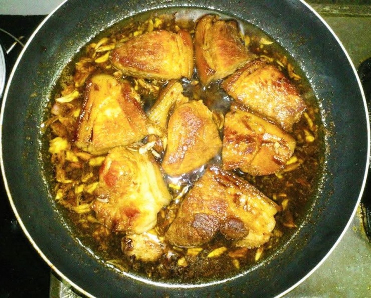 Loại thịt được ăn nhiều nhất Việt Nam, chế biến theo cách này thành đặc sản nức tiếng một vùng, đậm vị, thơm ngon 5 Đổ nước ướp thịt và rim cho thấm