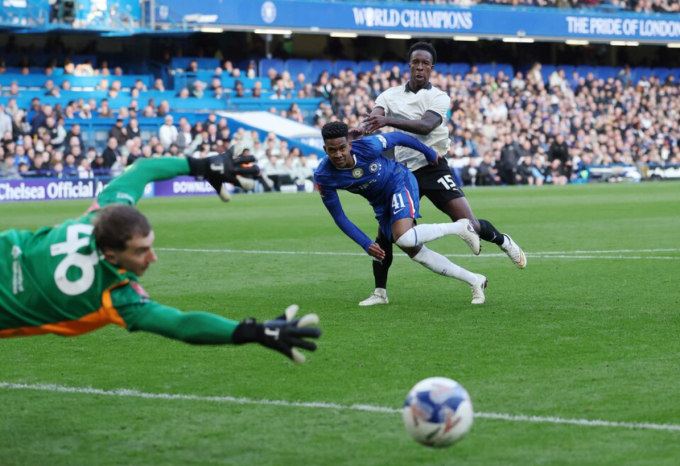 Estevao tỏa sáng với một bàn và một kiến tạo. Ảnh: Reuters