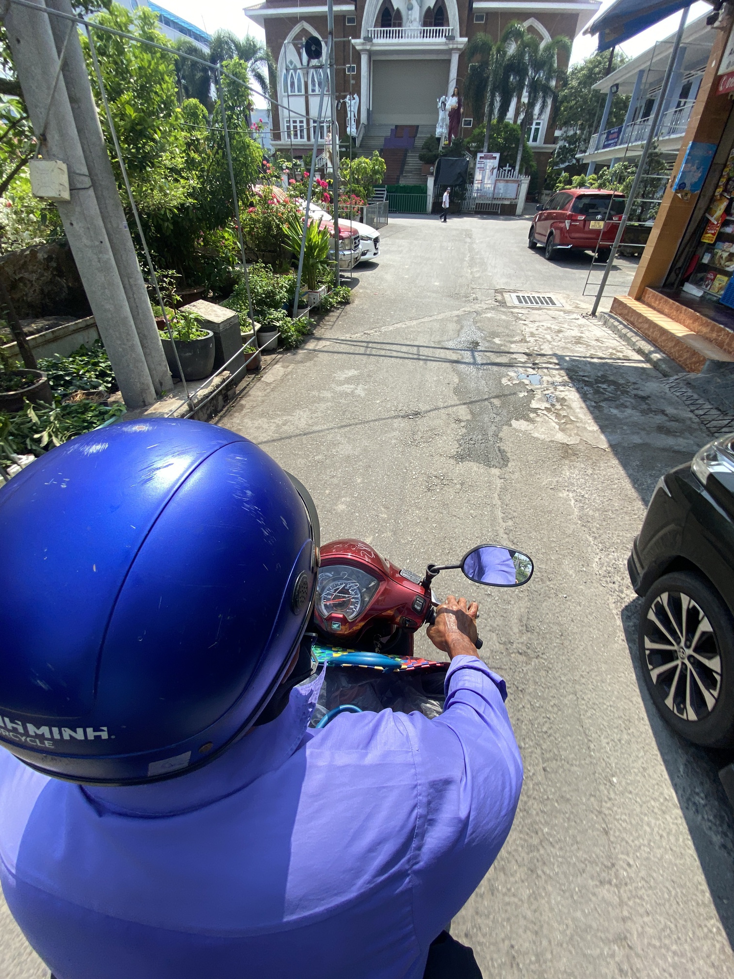 Một ngày theo chân người đàn ông bán vé số vẫn đi phát cơm cho bệnh nhân nghèo: “Thấy mình, cô bác mừng lắm…”- Ảnh 2. Một ngày theo chân người đàn ông bán vé số vẫn đi phát cơm cho bệnh nhân nghèo: “Thấy mình, cô bác mừng lắm…”- Ảnh 2.