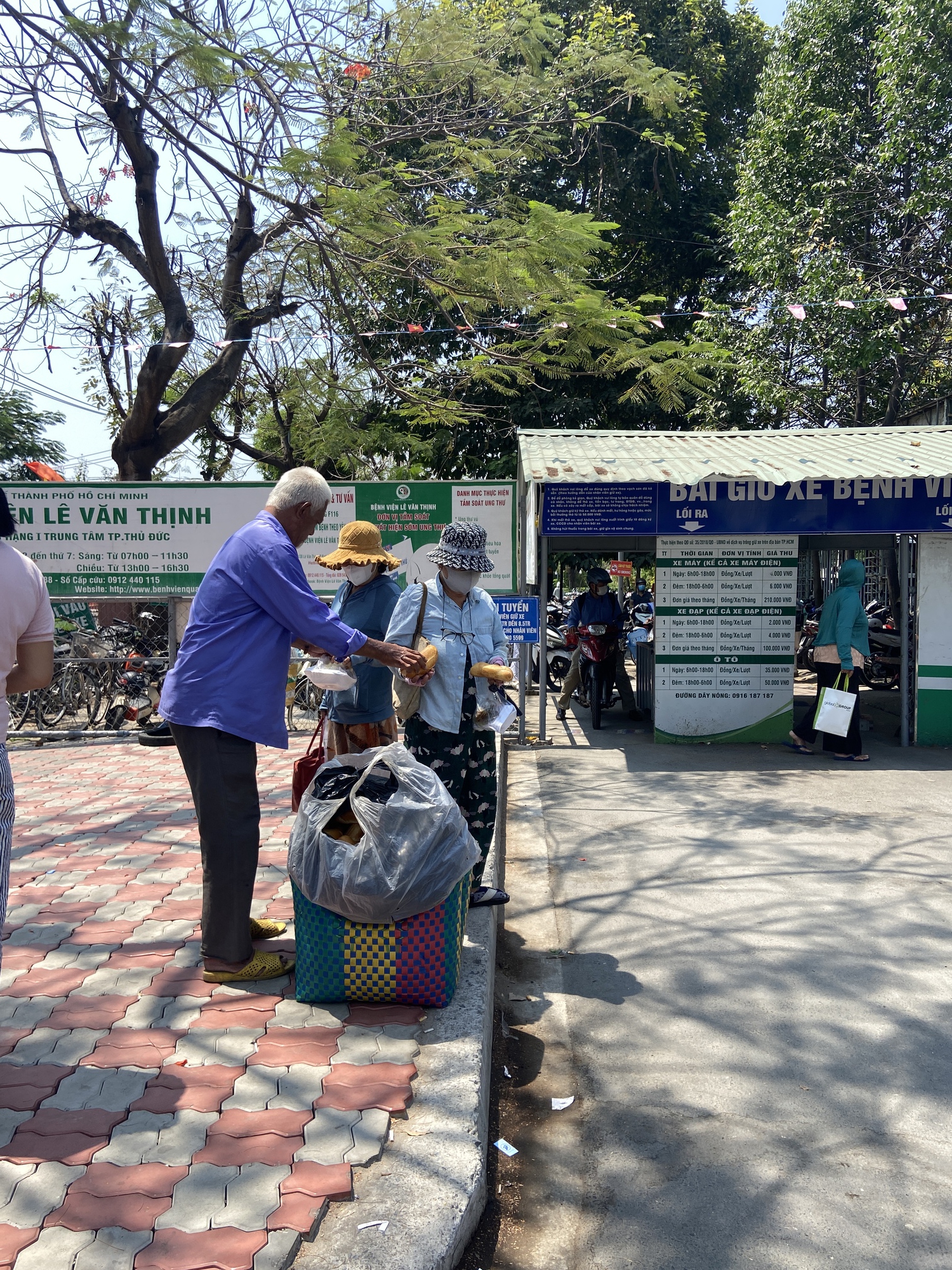 Một ngày theo chân người đàn ông bán vé số vẫn đi phát cơm cho bệnh nhân nghèo: “Thấy mình, cô bác mừng lắm…”- Ảnh 4. Một ngày theo chân người đàn ông bán vé số vẫn đi phát cơm cho bệnh nhân nghèo: “Thấy mình, cô bác mừng lắm…”- Ảnh 4.