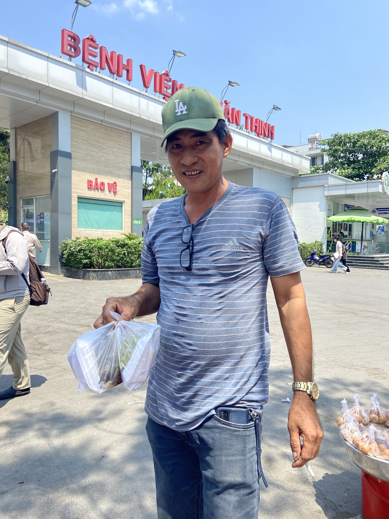 Một ngày theo chân người đàn ông bán vé số vẫn đi phát cơm cho bệnh nhân nghèo: “Thấy mình, cô bác mừng lắm…”- Ảnh 5. Một ngày theo chân người đàn ông bán vé số vẫn đi phát cơm cho bệnh nhân nghèo: “Thấy mình, cô bác mừng lắm…”- Ảnh 5.