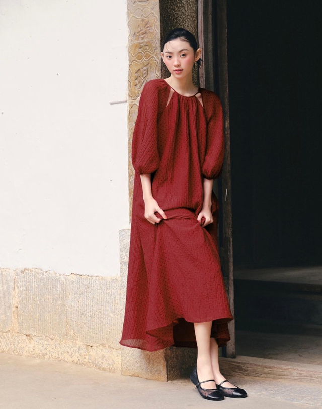 Diện váy suông tơ voan mát nhẹ, nàng tận hưởng thảnh thơi ngày nắng- Ảnh 2.