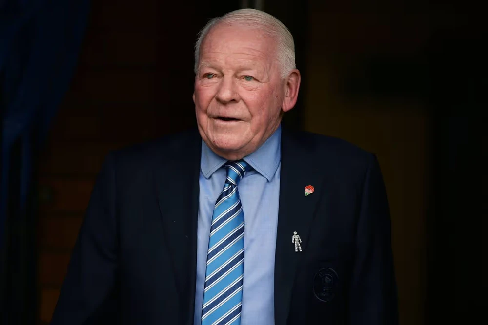 Dave Whelan đã bỏ lỡ cơ hội mua lại MU vì nghe lời vợ. ẢNH: MIRROR/GETTY mu-Dave-Whelan.jpg
