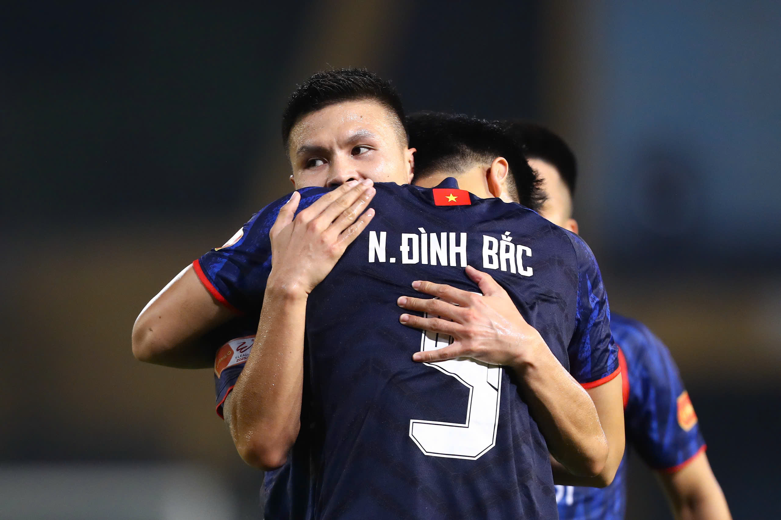 Đình Bắc ghi bàn trở lại ở V-League, HLV Kim Sang-sik và ông Polking cùng mừng lớn- Ảnh 2.