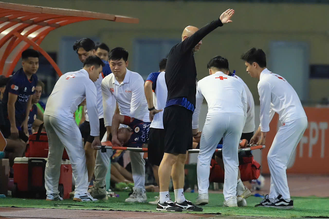 HLV Polking vẫn cẩn trọng tuyệt đối, Quang Hải bị lật cổ chân nhưng thật may là…- Ảnh 2.