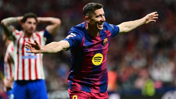 Lewandowski mừng bàn quyết định trận Atletico 1-2 Barca ở vòng 30 La Liga tối 4/4. Ảnh: Reuters