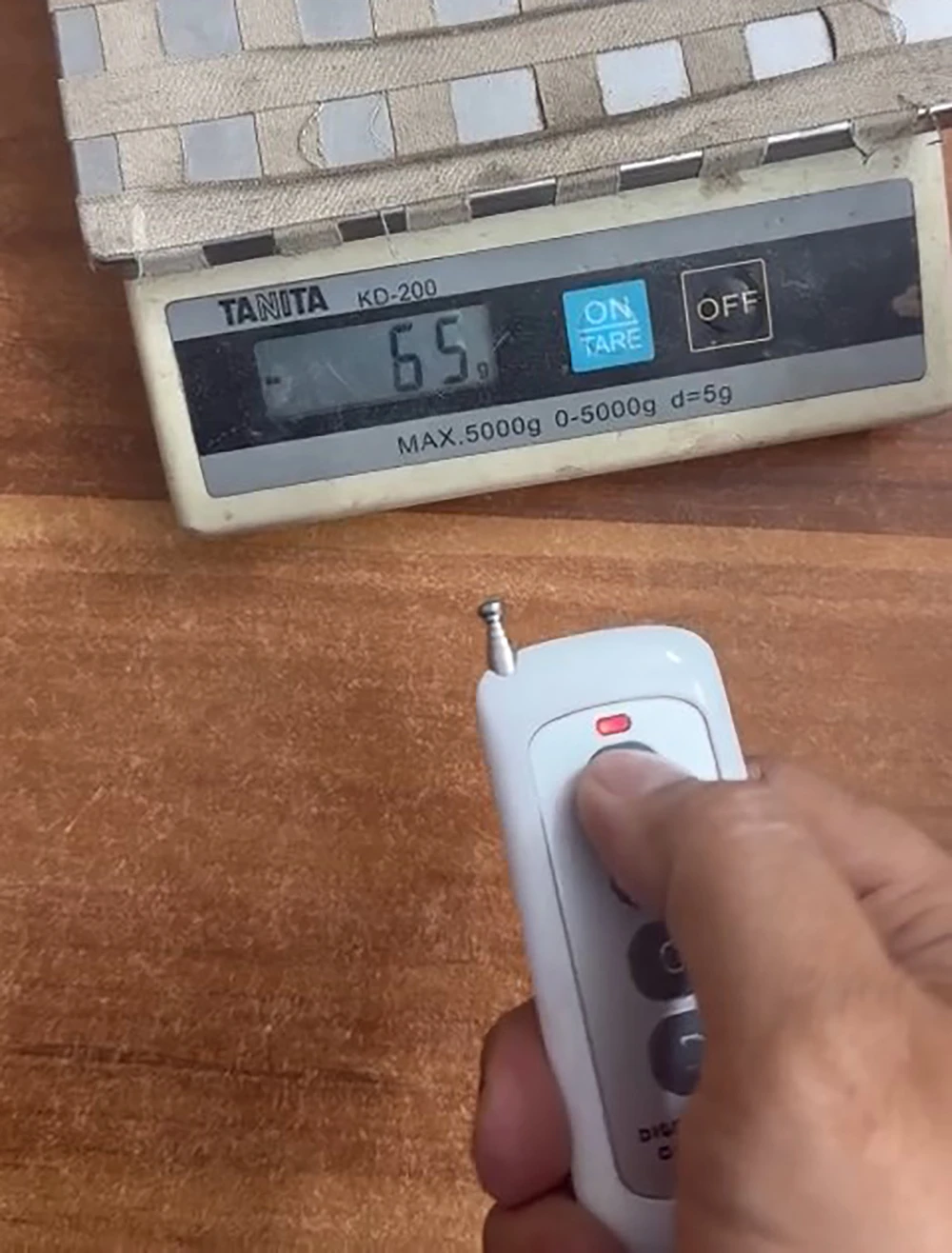 Dưới sự điều hành của Ân - Chú Ba Tân Định nhóm tổ chức đã dùng cân điện tử có remote điều khiển hiển thị nhằm bùa trọng lượng gà. Ảnh: CA co-bac-bip-soi-ga-binh-duong-e.jpg