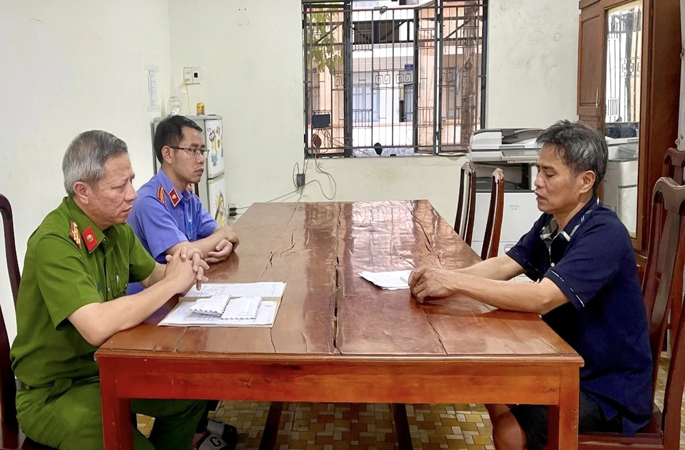 Thượng tá Nguyễn Đức Thành, Trưởng Công an phường Bình Phước trực tiếp vào làm việc với Lê Văn Thương. Ảnh: Công an giết vợ 1.jpg