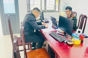 Xử phạt người bịa chuyện ‘cô gái mang nhiều tiền, run rẩy khi gặp công an"