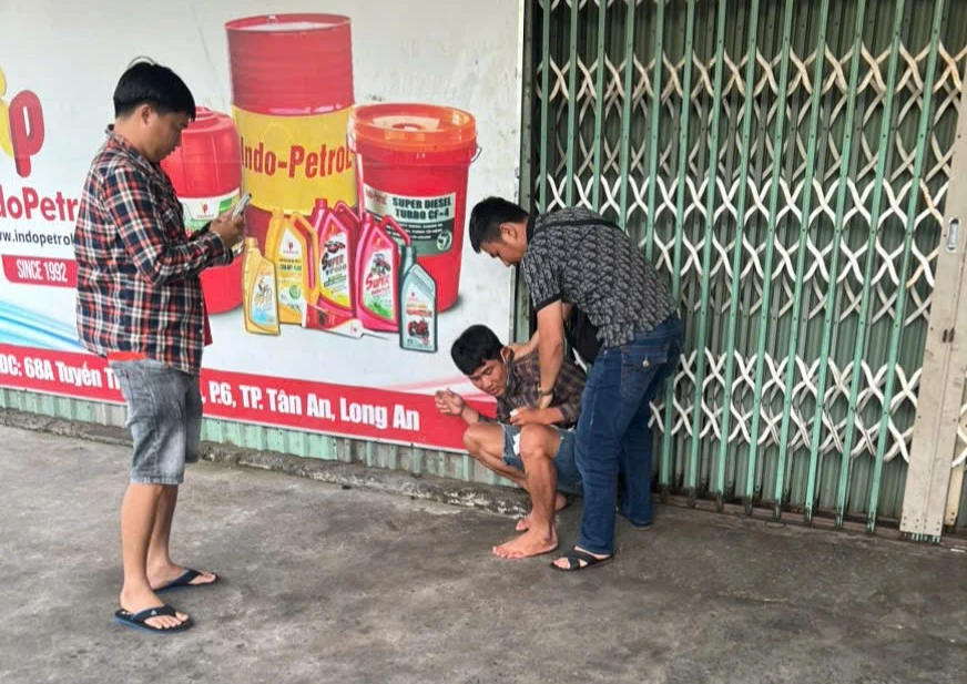 Đạt đã bị công an bắt giữ khi bắt xe trở về Tây Ninh. Ảnh: CACC cướp giật điện thoại 2.jpg