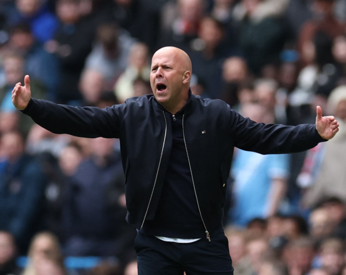 HLV Arne Slot phản ứng trong trận. Ảnh: Reuters