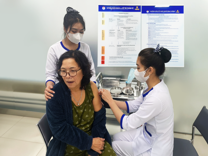 Khách người lớn tiêm dại sau khi bị chó nghi dại cắn tại VNVC Phan Thiết. Ảnh: Thu Ngân