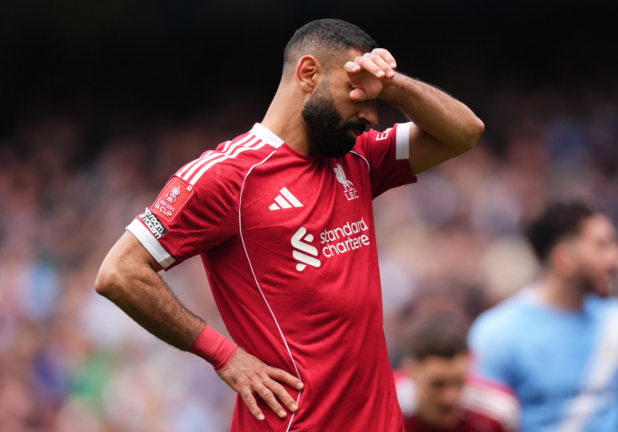 Mohamed Salah thất vọng sau khi đá hỏng phạt đền. Ảnh: PA