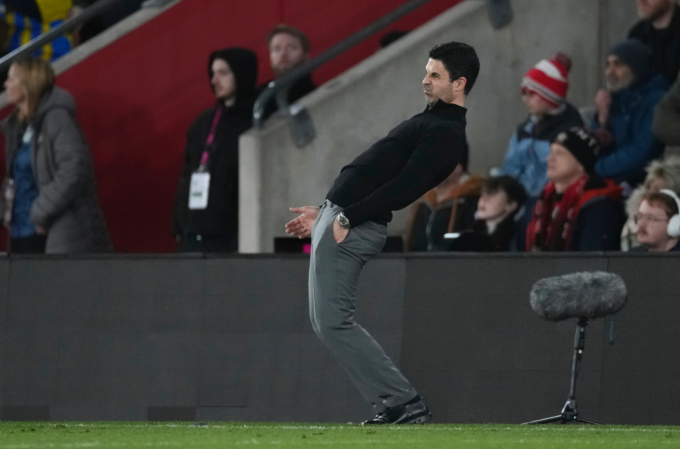 HLV Mikel Arteta phản ứng sau khi Arsenal thủng lưới bàn thứ hai, trong trận thua Southampton 1-2 ở tứ kết Cup FA trên sân St Marys, Southampton, Anh ngày 4/4/2026. Ảnh: AP