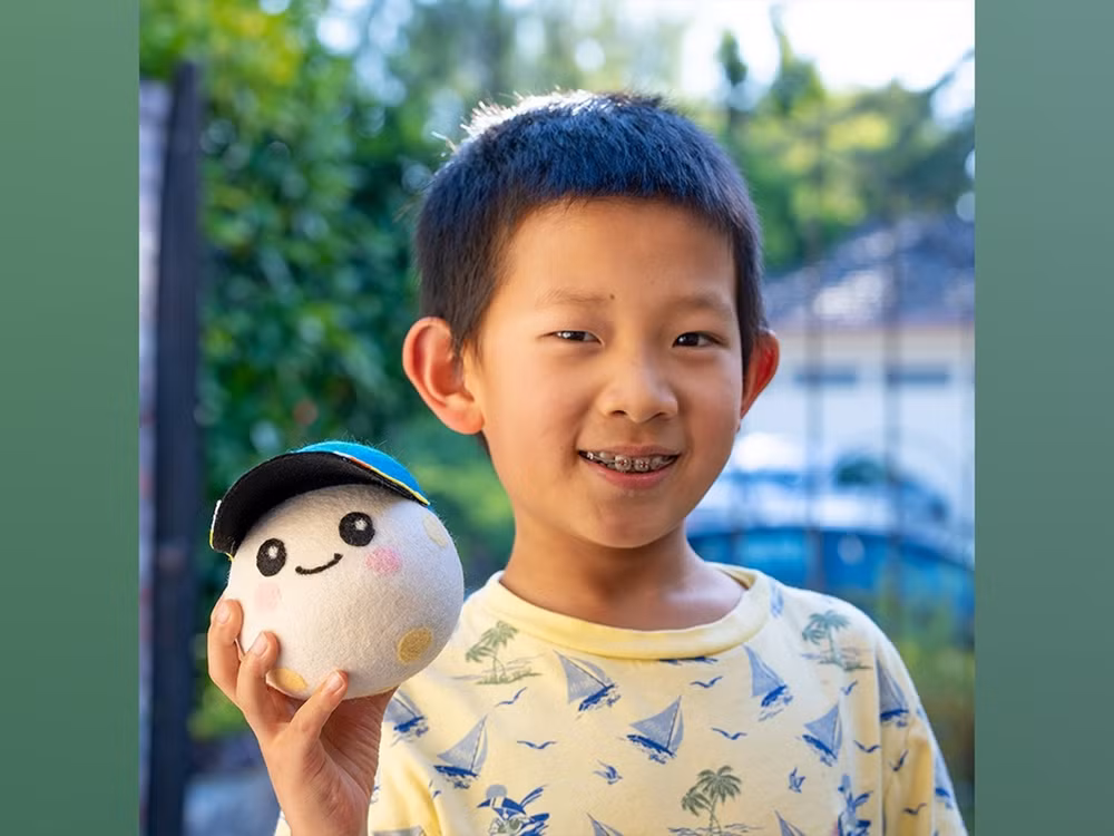 Vượt hơn 2.600 đối thủ, cậu bé 8 tuổi thiết kế linh vật cho tàu vũ trụ của NASA- Ảnh 2.