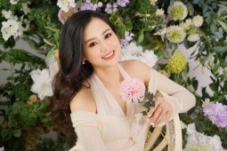 Cách giữ vẻ ngoài mặn mà theo năm tháng của nữ thiếu tá xinh đẹp