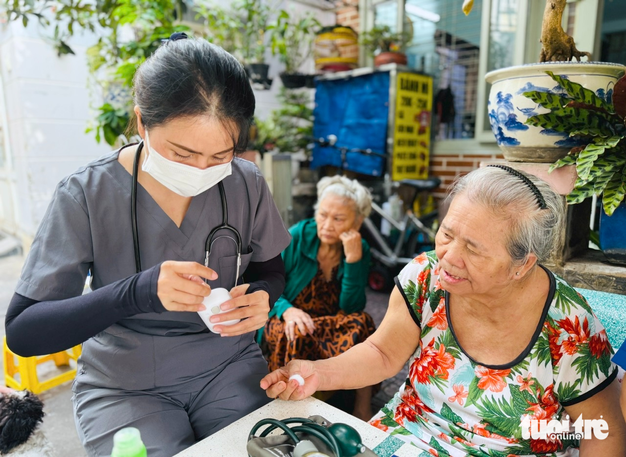 'Bác sĩ gia đình' phường Xuân Hoà đến tận nhà khám bệnh cho dân 2 bác sĩ gia đình - Ảnh 2.