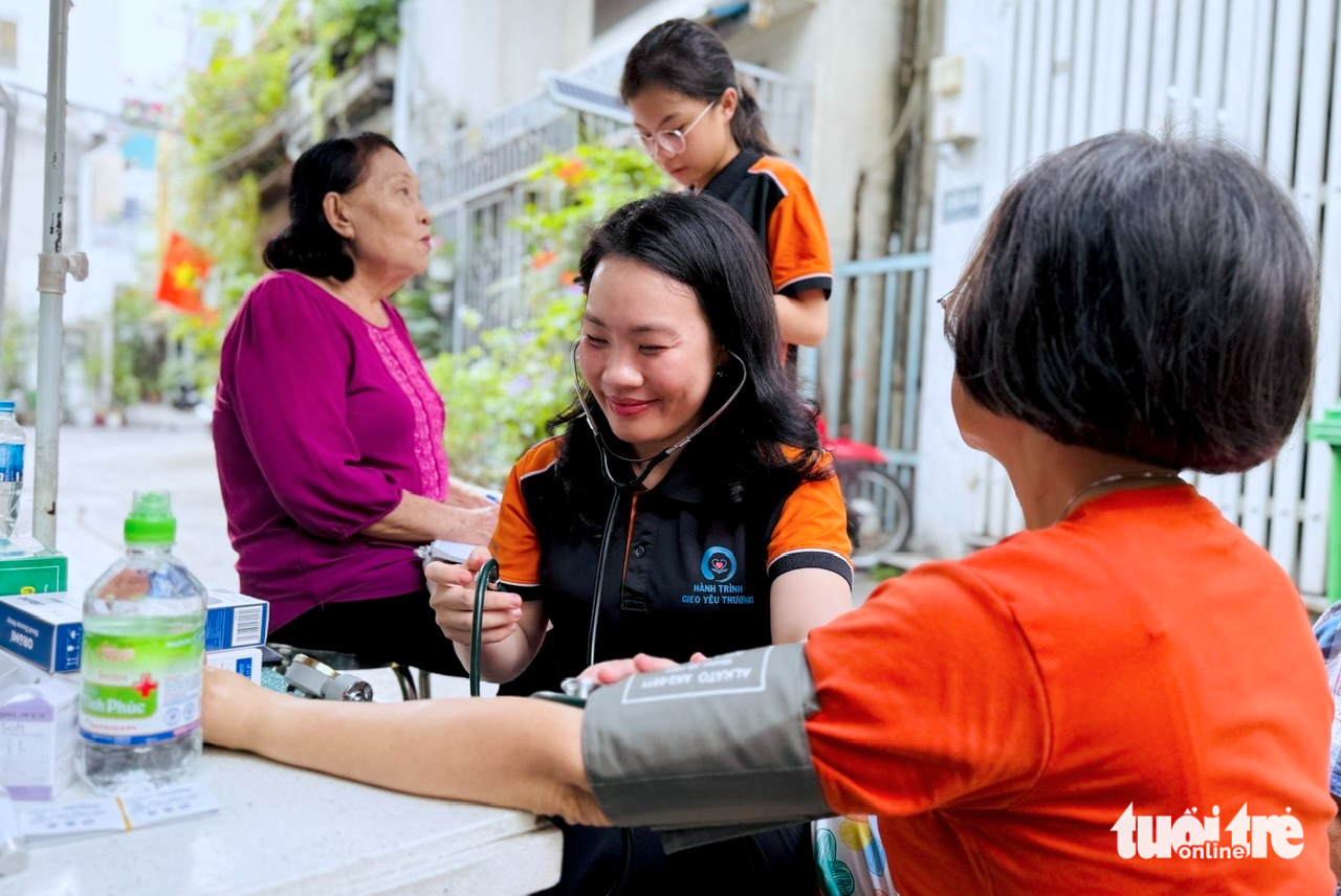 'Bác sĩ gia đình' phường Xuân Hoà đến tận nhà khám bệnh cho dân 3 bác sĩ gia đình - Ảnh 3.