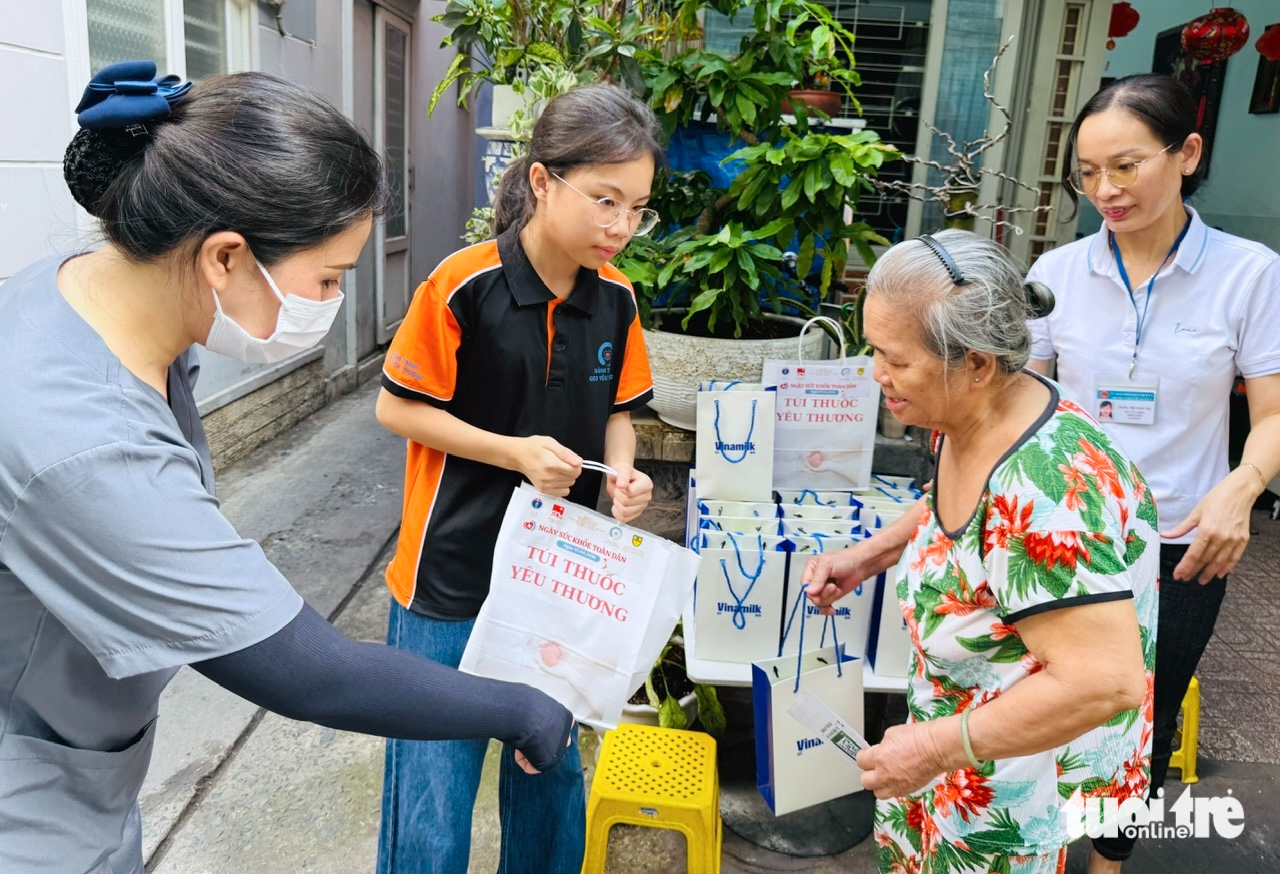 'Bác sĩ gia đình' phường Xuân Hoà đến tận nhà khám bệnh cho dân 4 bác sĩ gia đình - Ảnh 4.