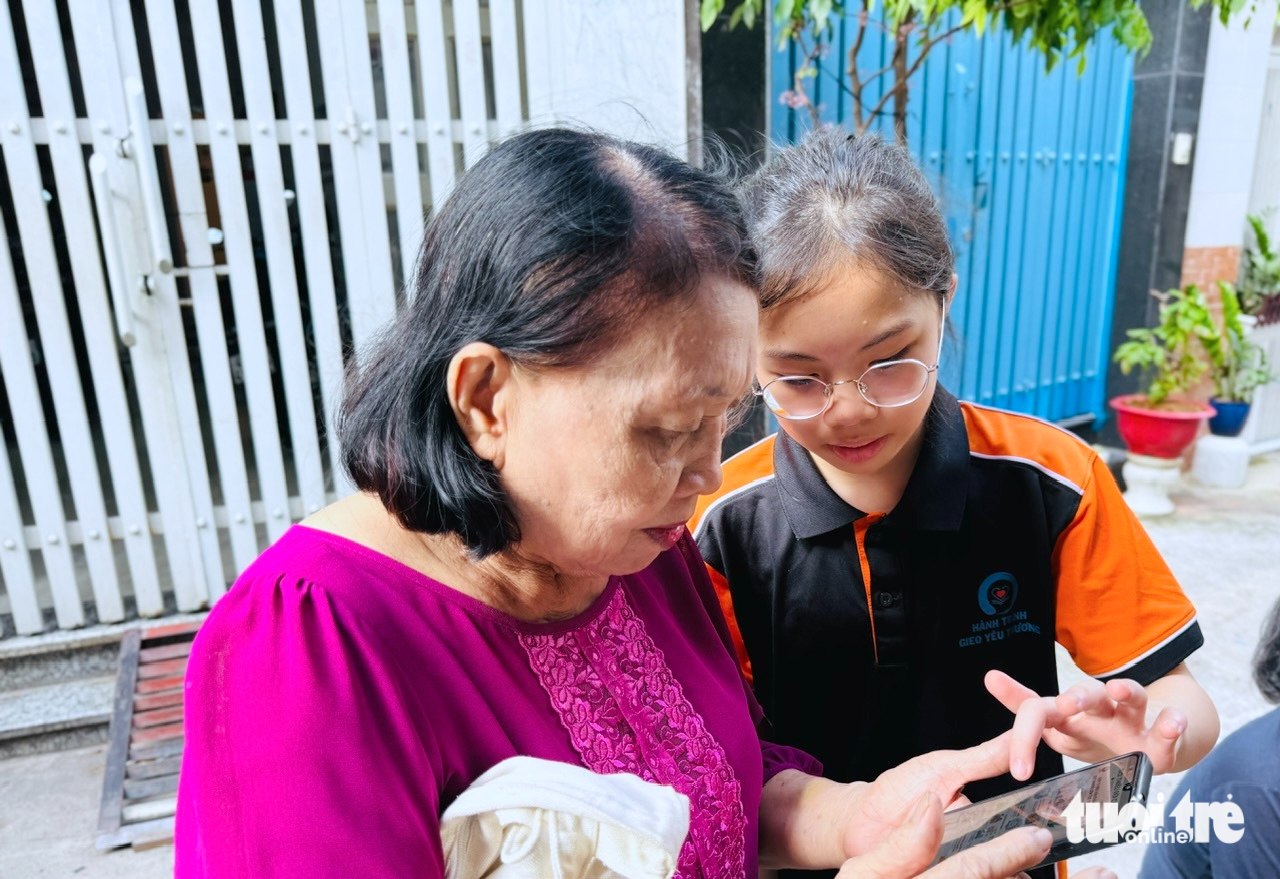 'Bác sĩ gia đình' phường Xuân Hoà đến tận nhà khám bệnh cho dân 5 bác sĩ gia đình - Ảnh 5.