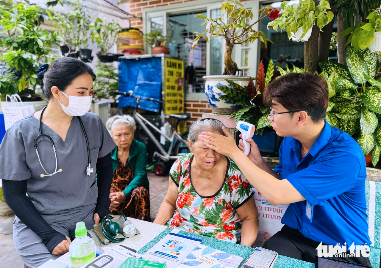 'Bác sĩ gia đình' phường Xuân Hoà đến tận nhà khám bệnh cho dân 6 bác sĩ gia đình - Ảnh 6.