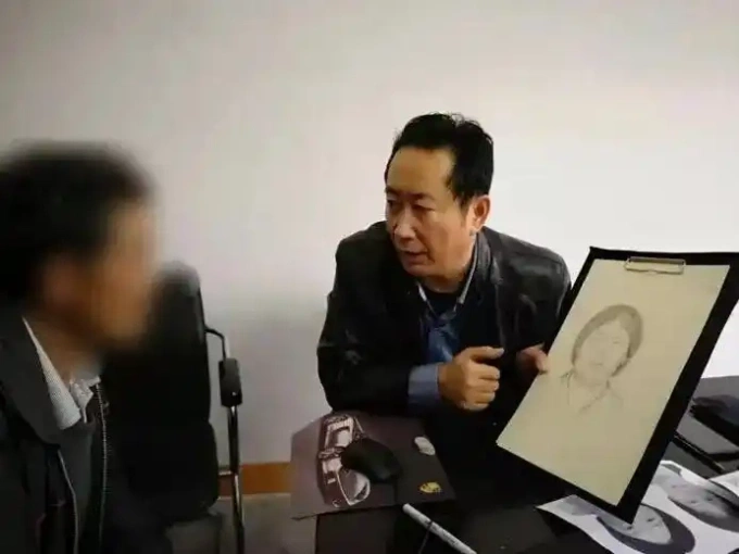 Ông Lin thu thập thông tin từ ông lão, người chung sống với Dì Mai để vẽ bức phác họa chân dung, năm 2019. Ảnh: Tạp chí Hôn nhân gia đình