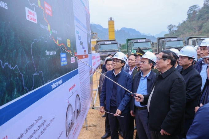 Thủ tướng Phạm Minh Chính kiểm tra, đôn đốc, thúc đẩy tiến độ dự án đường bộ cao tốc Đồng Đăng (Lạng Sơn) - Trà Lĩnh (Cao Bằng) và trò chuyện cùng người lao động tại công trường. Ảnh: VGP