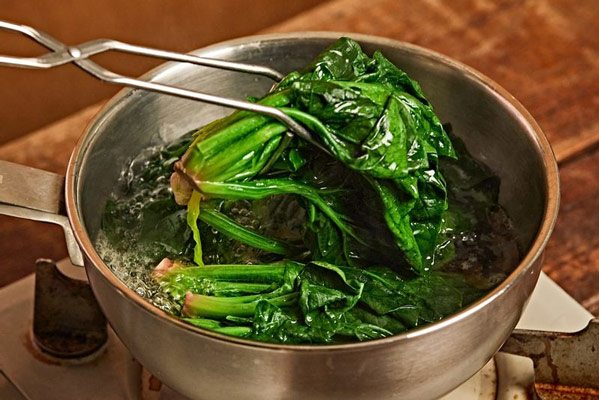 Bị xếp top 'bẩn nhất' suốt 2 năm, nhưng loại rau này lại rất bổ máu: Sai lầm phổ biến khiến nhiều người ăn mà không nhận được lợi ích - 3