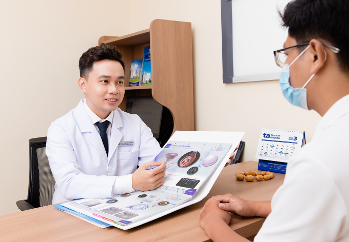 Bác sĩ Minh khám tư vấn cho một nam giới. Ảnh minh họa: Bệnh viện Đa khoa Tâm Anh