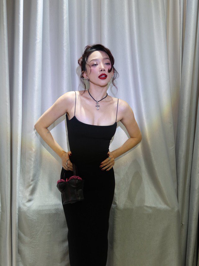 Vòng eo con kiến của nữ ca sĩ 37 tuổi vừa viral trong lễ trao giải 'Làn sóng xanh' - 4