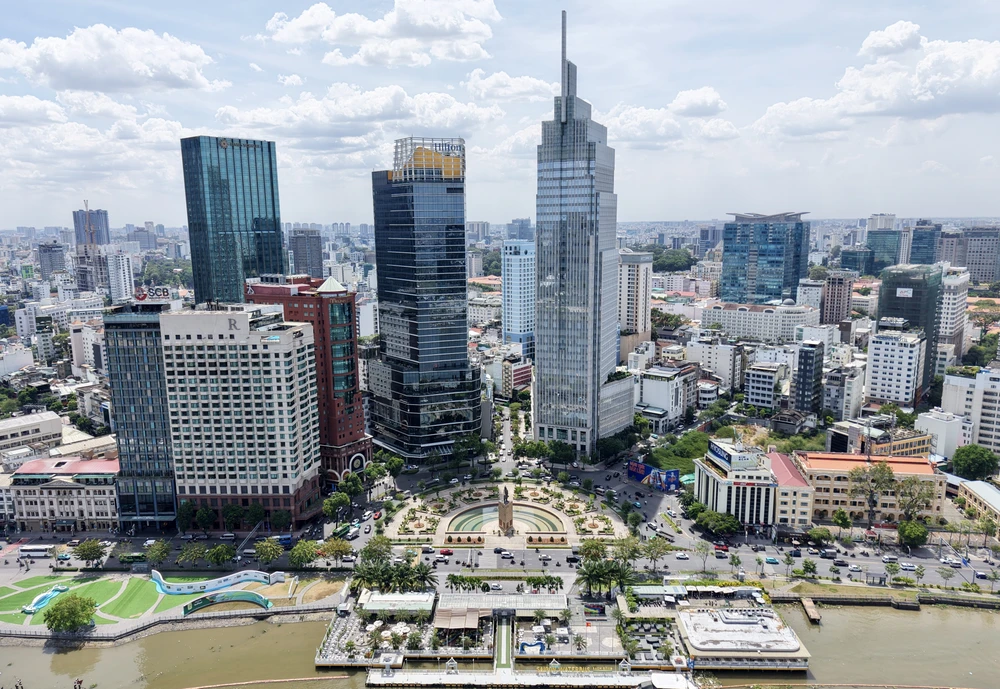 TP.HCM sẽ tạo lập môi trường kinh doanh bình đẳng; tháo gỡ các rào cản về đất đai, tín dụng, quy hoạch, thủ tục nhằm huy động hiệu quả nguồn lực xã hội. Ảnh: THUẬN VĂN chi-nhanh-van-phong-dang-ky-dat-dai.jpg