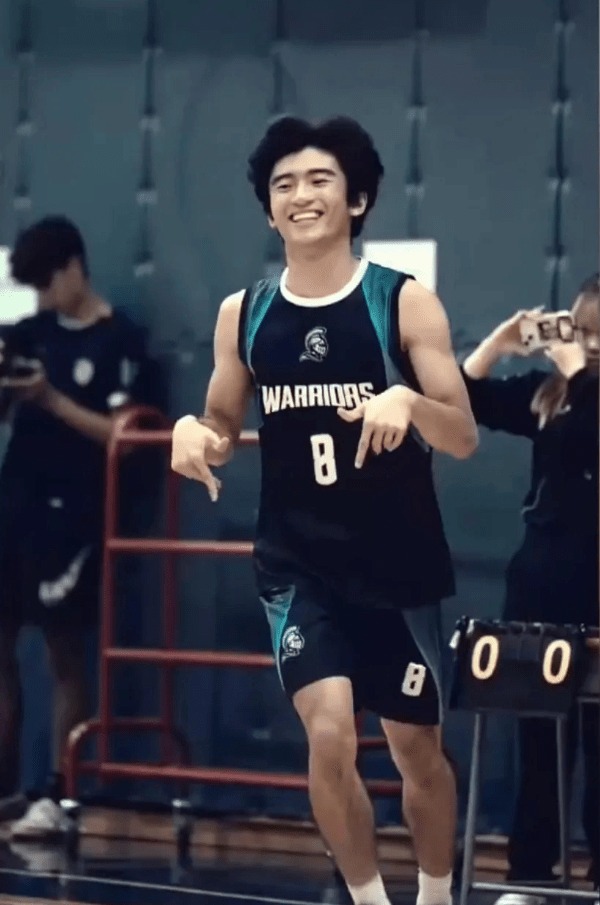 Quý tử thứ 2 nhà Tạ Đình Phong: Mới 15 tuổi đã thành mỹ nam, soi đến thành tích càng choáng váng!- Ảnh 4.