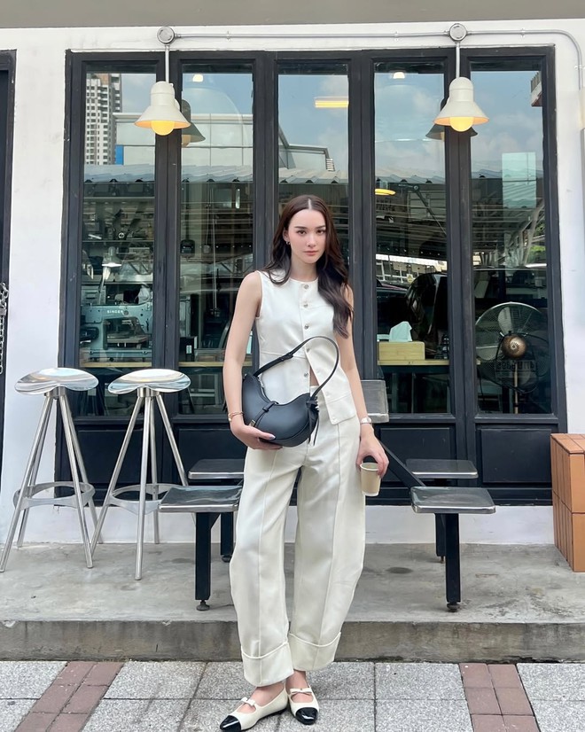 Gợi ý phối đồ với quần trắng đa kiểu dáng để nàng thêm nổi bật- Ảnh 6. Gợi ý phối đồ với quần trắng đa kiểu dáng để nàng thêm nổi bật- Ảnh 6.
