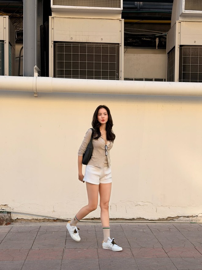 Gợi ý phối đồ với quần trắng đa kiểu dáng để nàng thêm nổi bật- Ảnh 8. Gợi ý phối đồ với quần trắng đa kiểu dáng để nàng thêm nổi bật- Ảnh 8.