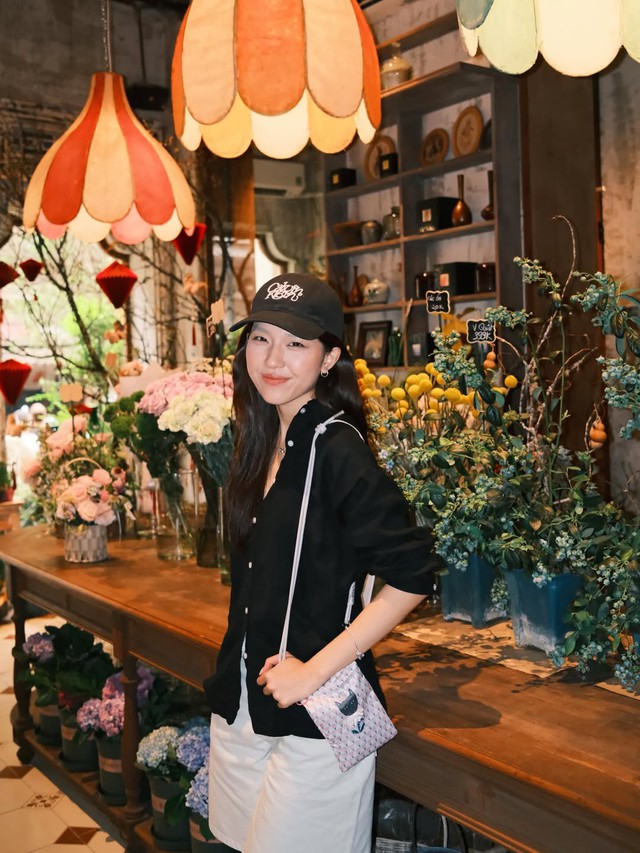 Gợi ý phối đồ với quần trắng đa kiểu dáng để nàng thêm nổi bật- Ảnh 10. Gợi ý phối đồ với quần trắng đa kiểu dáng để nàng thêm nổi bật- Ảnh 10.