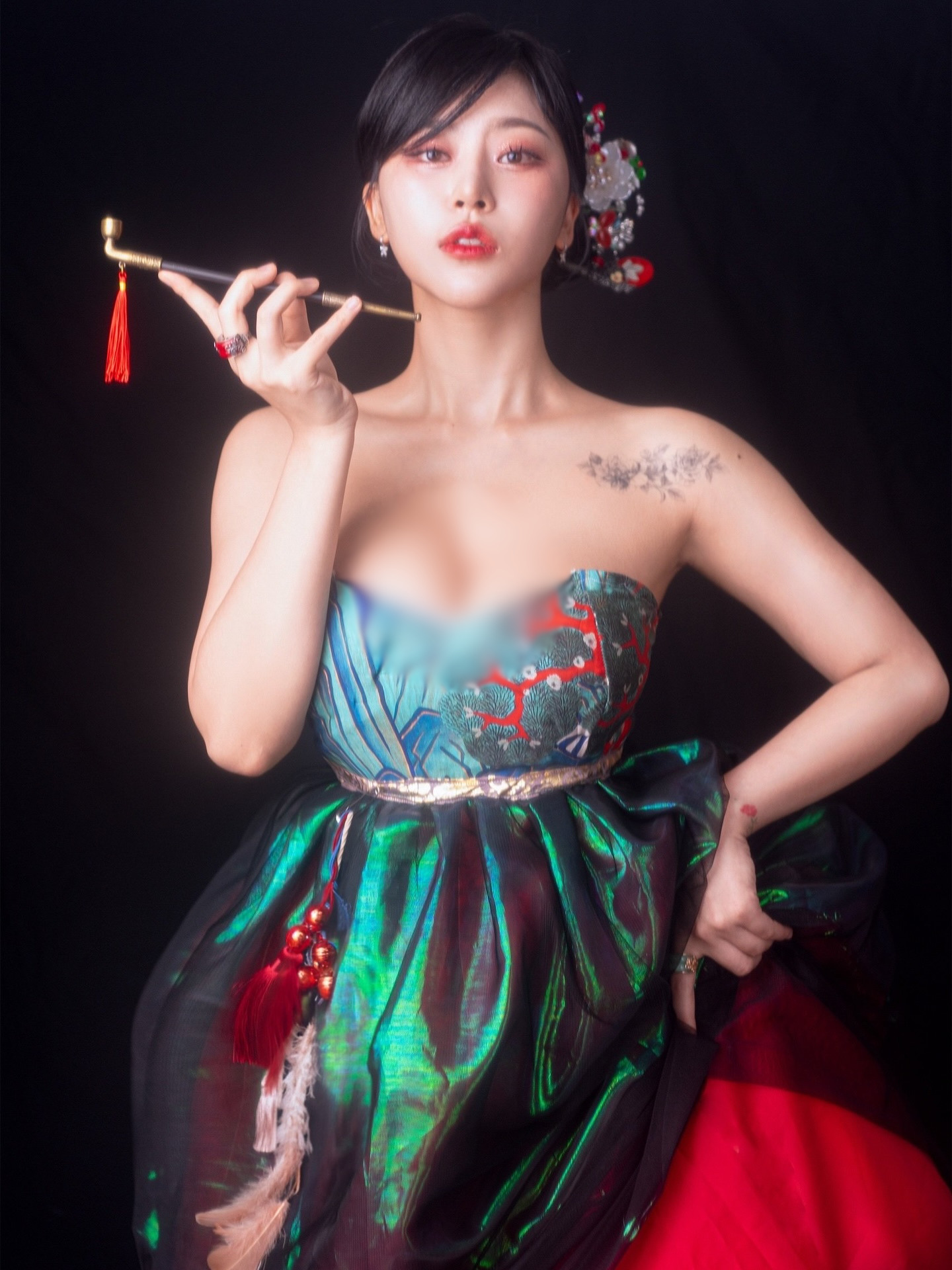 Chùm ảnh bà đồng mặc bikini gây xôn xao dư luận Hàn- Ảnh 6.