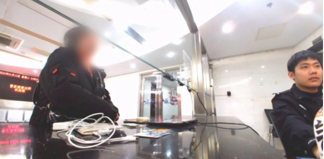 Nhận cuộc gọi giúp hủy tài khoản bảo hiểm thừa, cụ bà để lộ thông tin 5 thẻ ngân hàng, 7,6 tỷ đồng suýt mất trong 1 đêm- Ảnh 2.