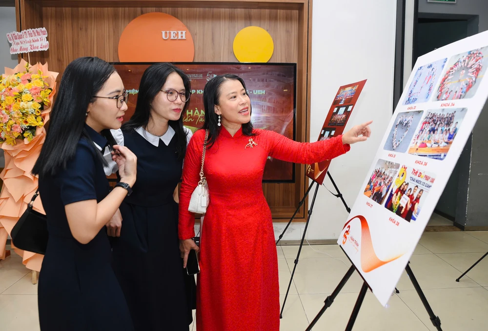 Lễ kỷ niệm 25 năm thành lập Khoa Luật UEH (18).jpg