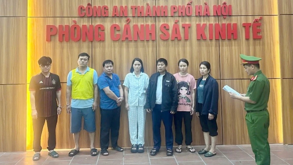 Nguyễn Thị Hiền cùng các bị can bị khởi tố. Ha-Noi-8-bi-can-vu-lon-dich.jpg