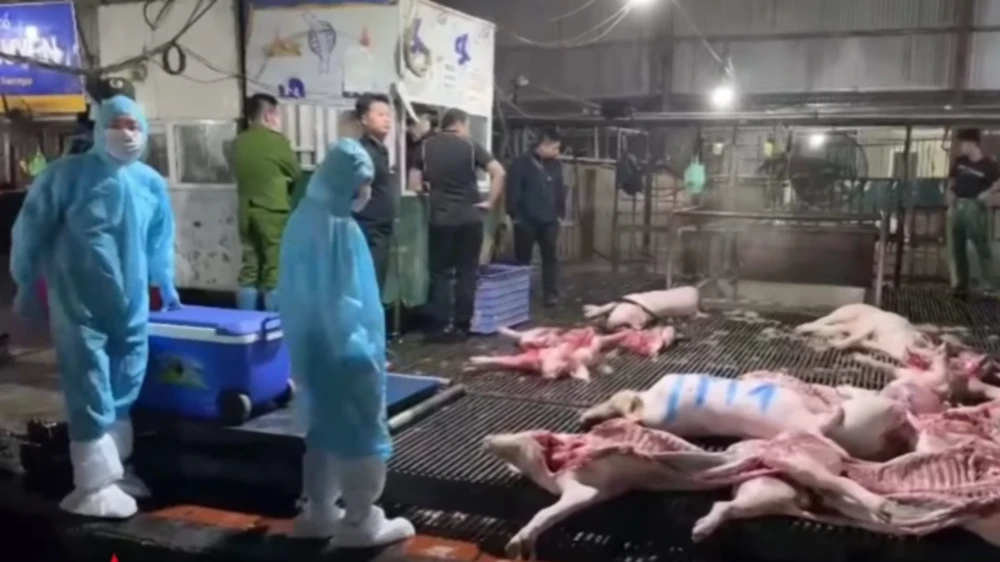 Đêm 16-3, Phòng Cảnh sát kinh tế Công an TP Hà Nội chủ trì, phối hợp với nhiều đơn vị chia làm 6 mũi, đồng loạt tiến hành phá án thành công. cong an.jpg