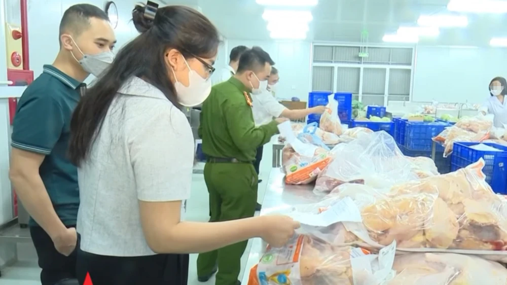 Công an Hà Nội cùng cơ quan chức năng tăng cường kiểm tra nguồn gốc thực phẩm, bảo vệ sức khoẻ cho học sinh, người dân. thuc-pham.jpg