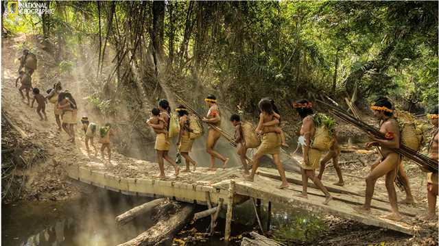 Bộ tộc biệt lập nhất ở Amazon khiến thế giới ngỡ ngàng với hình ảnh người trẻ dùng smartphone nhoay nhoáy- Ảnh 3.