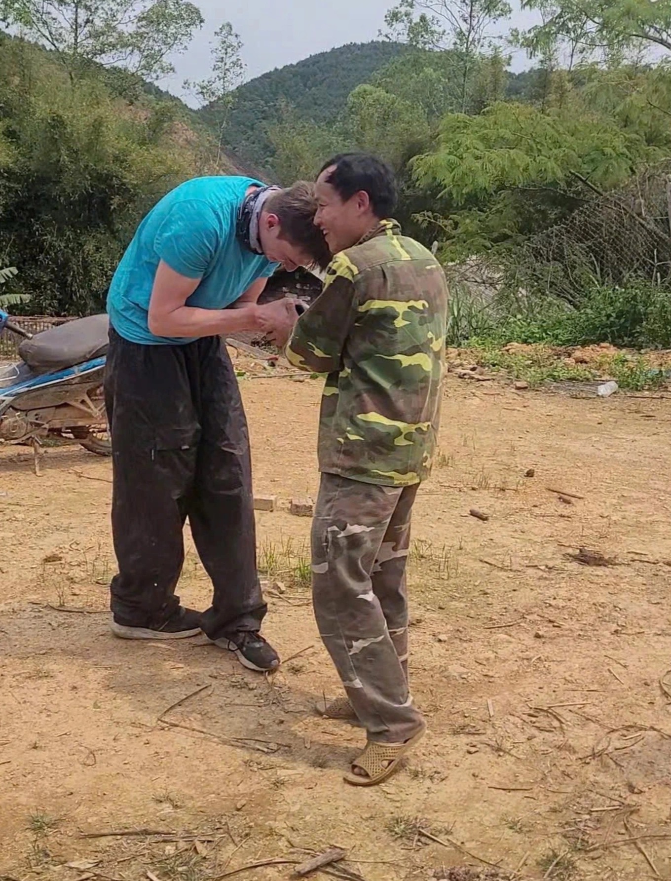 Khách Tây đi lạc ngã xuống vực ở Lạng Sơn, mắc kẹt 1 đêm, cảnh tượng sáng hôm sau khiến người dân e dè- Ảnh 4.