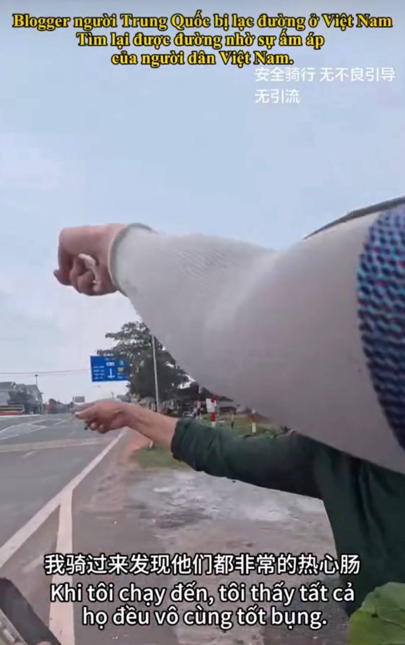 Khách Trung Quốc đạp xe nhầm vào cao tốc Bắc Nam, hoảng loạn cầu cứu người đi đường- Ảnh 2.