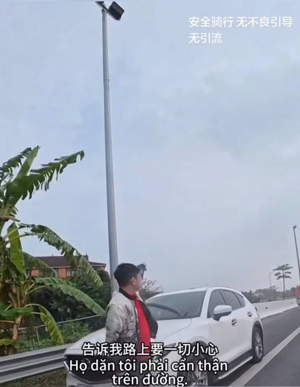 Khách Trung Quốc đạp xe nhầm vào cao tốc Bắc Nam, hoảng loạn cầu cứu người đi đường- Ảnh 5.