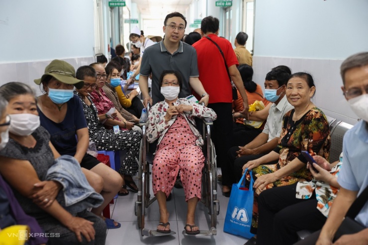 Bà Nguyễn Thị Lệ Tuyết 66 tuổi, phường Tăng Nhơn Phú, được tình nguyện viên đẩy xe đến các phòng khám.