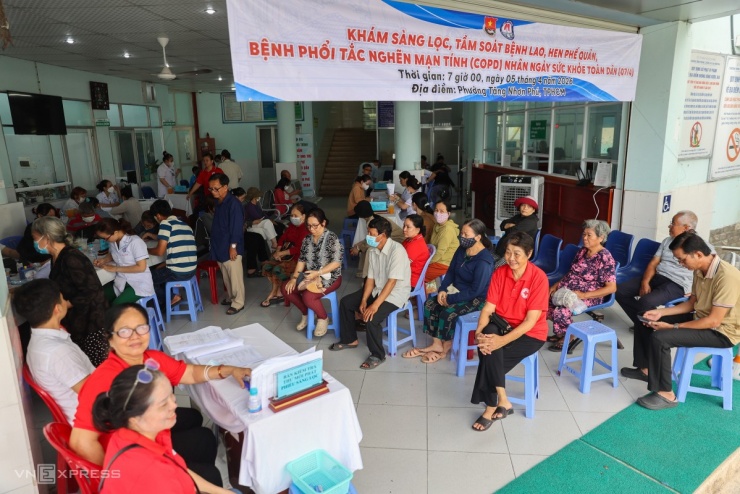 Hàng trăm người dân TP HCM xếp hàng chờ khám bệnh miễn phí - 3